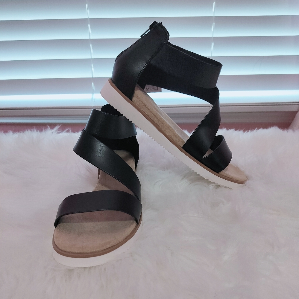 Time and Tru women's gladiator sandals